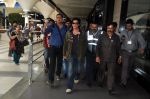 Shahrukh khan arrives from Cannes Wedding in Mumbai Airport on 15th Oct 2013 (8)_525fcee4c3f75.JPG