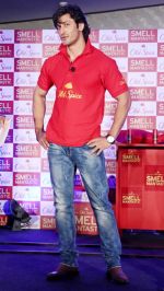 Vidyut Jamwal Launch of old Spice_s new deodrant in new delhi on 15th Oct 2013 (9)_525fd2a8765be.JPG