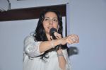 Juhi Chawla at a press meet to discuss radiation caused by mobile towers in Press Club, Mumbai on 17th Oct 2013 (33)_5260add66b914.JPG