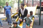 Prateik Babbar remembers Smita Patil on her B_day, spends time with Save the children NGO on 17th Oct 2013 (1)_5260a79060f03.JPG