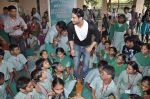 Prateik Babbar remembers Smita Patil on her B_day, spends time with Save the children NGO on 17th Oct 2013 (22)_5260a808ba6c7.JPG