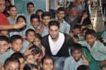 Prateik Babbar remembers Smita Patil on her B_day, spends time with Save the children NGO on 17th Oct 2013 (23)_5260a80cb5067.JPG