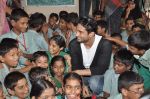 Prateik Babbar remembers Smita Patil on her B_day, spends time with Save the children NGO on 17th Oct 2013 (24)_5260a810a7c00.JPG
