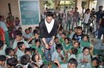 Prateik Babbar remembers Smita Patil on her B_day, spends time with Save the children NGO on 17th Oct 2013 (28)_5260a84bec4cd.JPG