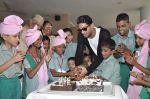 Prateik Babbar remembers Smita Patil on her B_day, spends time with Save the children NGO on 17th Oct 2013 (35)_5260a88a5dbc3.JPG
