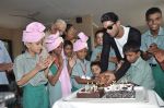 Prateik Babbar remembers Smita Patil on her B_day, spends time with Save the children NGO on 17th Oct 2013 (36)_5260a88e9bbe3.JPG