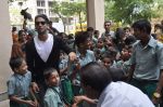 Prateik Babbar remembers Smita Patil on her B_day, spends time with Save the children NGO on 17th Oct 2013 (43)_5260a8ae54057.JPG