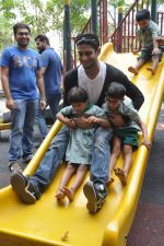 Prateik Babbar remembers Smita Patil on her B_day, spends time with Save the children NGO on 17th Oct 2013 (63)_5260a93edbee5.JPG