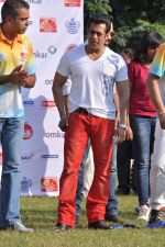 Salman Khan at Milind Deora_s charity football match in Bandra, Mumbai on 18th Oct 2013 (34)_5261f676c4689.JPG