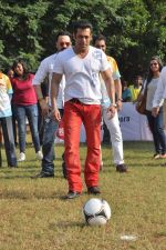 Salman Khan at Milind Deora_s charity football match in Bandra, Mumbai on 18th Oct 2013 (38)_5261f69b0711e.JPG