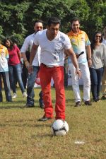 Salman Khan at Milind Deora_s charity football match in Bandra, Mumbai on 18th Oct 2013 (39)_5261f6a3a289c.JPG