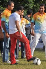 Salman Khan at Milind Deora_s charity football match in Bandra, Mumbai on 18th Oct 2013 (49)_5261f6f93d560.JPG