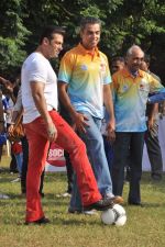 Salman Khan at Milind Deora_s charity football match in Bandra, Mumbai on 18th Oct 2013 (50)_5261f6fea1bba.JPG