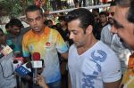 Salman Khan at Milind Deora_s charity football match in Bandra, Mumbai on 18th Oct 2013 (63)_5261f76819009.JPG