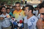 Salman Khan at Milind Deora_s charity football match in Bandra, Mumbai on 18th Oct 2013 (65)_5261f772522f7.JPG