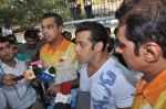 Salman Khan at Milind Deora_s charity football match in Bandra, Mumbai on 18th Oct 2013 (66)_5261f778bc654.JPG
