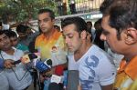 Salman Khan at Milind Deora_s charity football match in Bandra, Mumbai on 18th Oct 2013 (67)_5261f77e85ae7.JPG