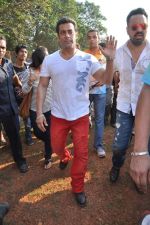 Salman Khan at Milind Deora_s charity football match in Bandra, Mumbai on 18th Oct 2013 (71)_5261f79d24d5a.JPG