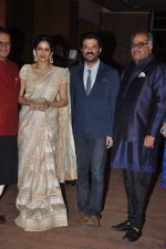 Sridevi, Boney Kapoor at Yash Chopra Memorial Awards in Mumbai on 19th Oct 2013.(194)_5263f20a4488b.JPG