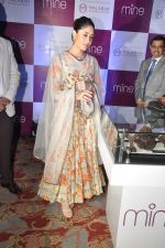 Kareena Kapoor snapped at a new online jewellery shop launch in J W Marriott, Mumbai on 21st Oct 2013 (16)_52661e3aa703a.JPG
