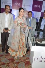 Kareena Kapoor snapped at a new online jewellery shop launch in J W Marriott, Mumbai on 21st Oct 2013 (9)_52661e11d22e4.JPG