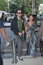 Hrithik Roshan leave for Delhi to promote Krrish 3 in Mumbai Airport on 22nd Oct 2013 (19)_5268c7074e69a.JPG