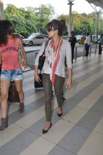 Kangana Ranaut, Priyanka Chopra leave for Delhi to promote Krrish 3 in Mumbai Airport on 22nd Oct 2013 (1)_5268c83bc66bf.JPG