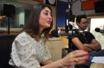 Kareena Kapoor, Imran Khan at Radio City in Bandra, Mumbai on 23rd Oct 2013 (53)_52691447ed60f.JPG