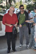 Rakesh Roshan, Hrithik Roshan leave for Delhi to promote Krrish 3 in Mumbai Airport on 22nd Oct 2013 (25)_5268c7132eada.JPG