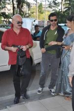 Rakesh Roshan, Hrithik Roshan leave for Delhi to promote Krrish 3 in Mumbai Airport on 22nd Oct 2013 (28)_5268c7c2b34d4.JPG