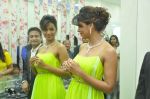 Mugdha Godse at a jewellery store launch in Bandra, Mumbai on 24th Oct 2013 (35)_526a0c7e38dc3.JPG