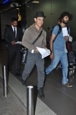 Aamir Khan leaves for US in Mumbai Airport on 26th Oct 2013 (21)_526ce3ace7e36.JPG