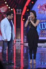 Priyanka Chopra, Salman Khan on the sets of Bigg Boss 7 in Mumbai on 26th Oct 2013 (151)_526ceebe6dc46.JPG