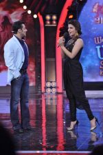 Priyanka Chopra, Salman Khan on the sets of Bigg Boss 7 in Mumbai on 26th Oct 2013 (188)_526cf009a2894.JPG