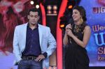 Priyanka Chopra, Salman Khan on the sets of Bigg Boss 7 in Mumbai on 26th Oct 2013 (211)_526ceefb1f3ba.JPG