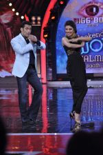 Priyanka Chopra, Salman Khan on the sets of Bigg Boss 7 in Mumbai on 26th Oct 2013 (231)_526cf03a56eab.JPG
