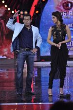 Priyanka Chopra, Salman Khan on the sets of Bigg Boss 7 in Mumbai on 26th Oct 2013 (233)_526cef11c5d7c.JPG