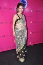 Sophie Chaudhary at the launch of Mandira Bedi_s saree line in Khar, Mumbai on 26th Oct 2013 (213)_526cee79210e6.JPG