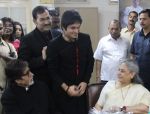 amitabh bahchcan, sudesh bhosle, siddhant bhosle and jaya bachchan at Hridayotsav 71 in Mumbai on 26th Oct 2013_526ce94e132b6.jpg