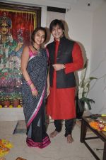 Vivek Oberoi celebrates Diwali with wife in Juhu, Mumbai on 28th Oct 2013 (21)_526f657e43209.JPG