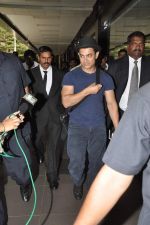 Aamir Khan returns from US in Mumbai Airport on 30th Oct 2013 (10)_52725e6152e88.JPG