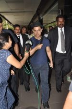 Aamir Khan returns from US in Mumbai Airport on 30th Oct 2013 (11)_52725e61af440.JPG