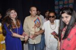 Alka Yagnik, Suresh Wadkar, Sadhna Sargam at the launch of Hema Malini_s devotional album in Isckon, Mumbai on 30th Oct 2013 (88)_52725df18a5a8.JPG