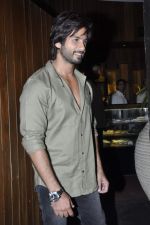 Shahid Kapoor at R Rajkumar completion party in Juhu, Mumbai on 30th Oct 2013 (48)_52725f7f2a71a.JPG