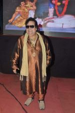 Bappi Lahiri at Shree Kali durga puja in Mumbai on 1st Nov 2013 (14)_52745fc989098.JPG