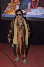 Bappi Lahiri at Shree Kali durga puja in Mumbai on 1st Nov 2013 (16)_52745fca64892.JPG