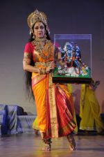 Hema Malini at Shree Kali durga puja in Mumbai on 1st Nov 2013 (8)_52745ff722030.JPG