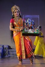 Hema Malini at Shree Kali durga puja in Mumbai on 1st Nov 2013 (9)_52745ff77802e.JPG