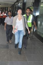 Kareena Kapoor snapped at airport in Mumbai on 1st Nov 2013 (42)_5274611799a25.JPG