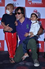 Vivek Oberoi at Big Cinemas Wadala with children from Cancer Patients Aid Association at a spl screening of Krrish 3 in Wadala, Mumbai on 2nd Nov 2013 (57)_527539c99311e.JPG